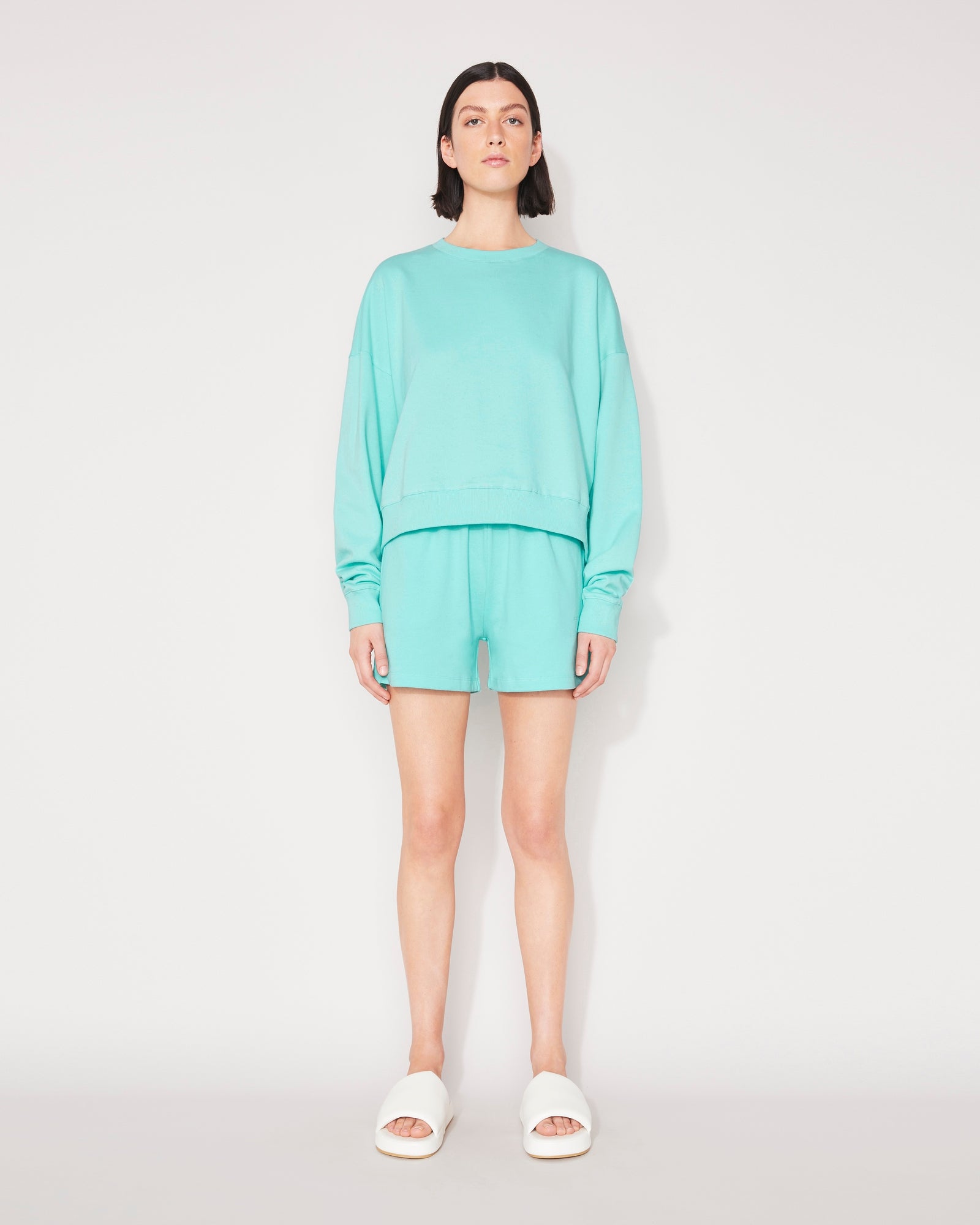 ESSENTIAL CROP SWEATSHIRT - ARUBA BLUE