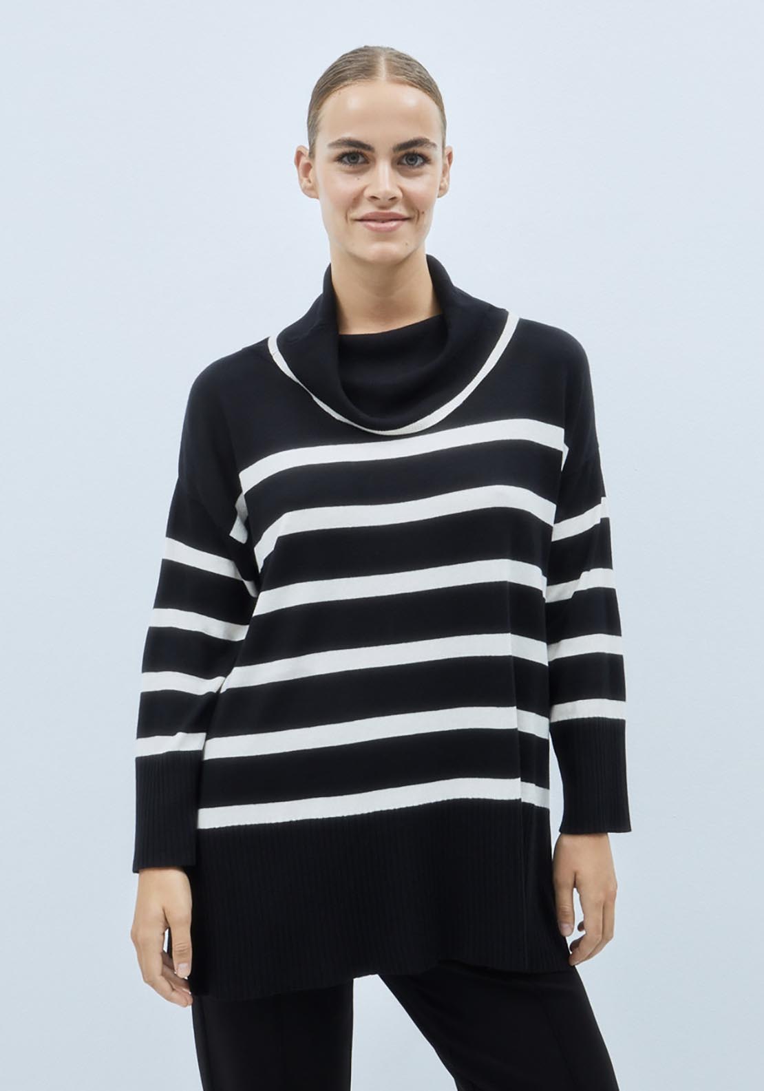 Round Collar Knit Sweater - Black