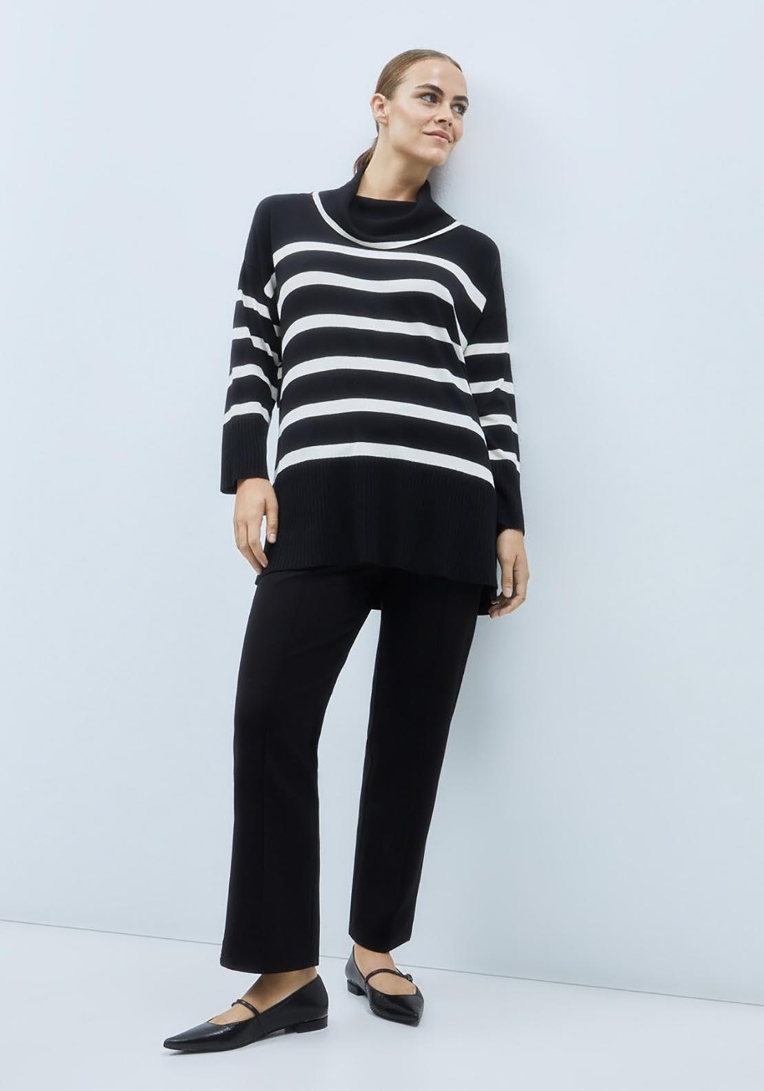 Round Collar Knit Sweater - Black